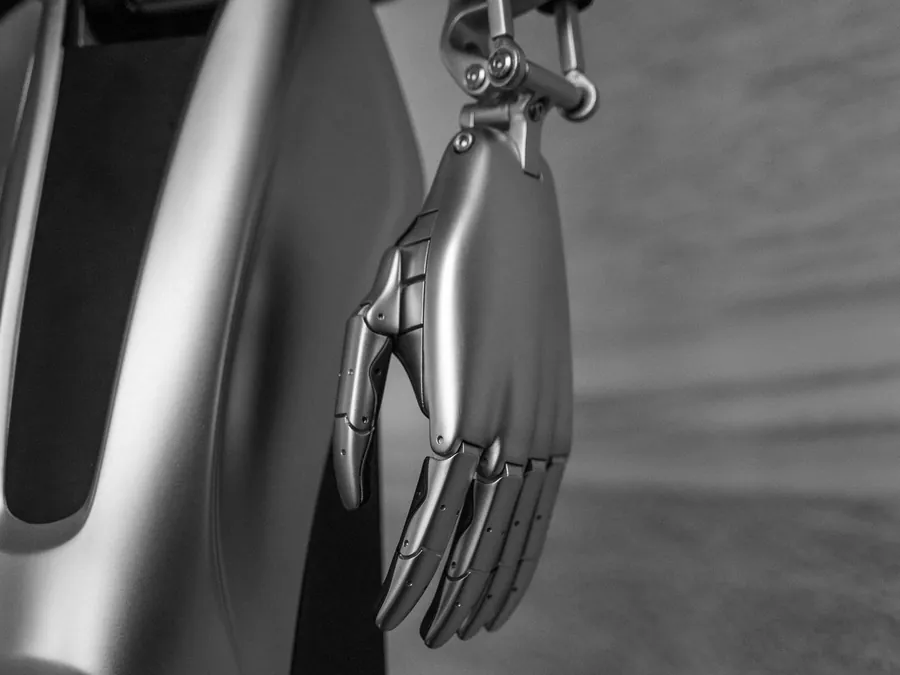 Mano metálica de un robot humanoide