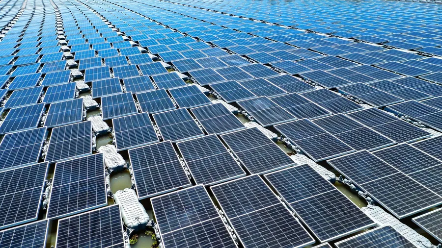 Planta de paneles solares flotantes